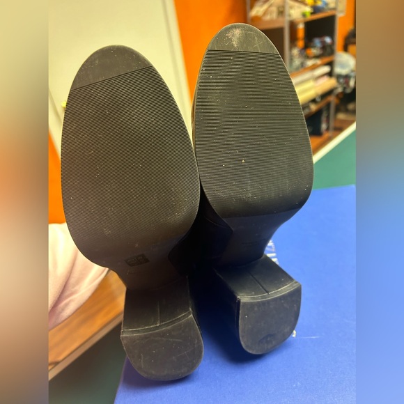 Stylish Stuart Weitzman boots - Picture 10 of 11